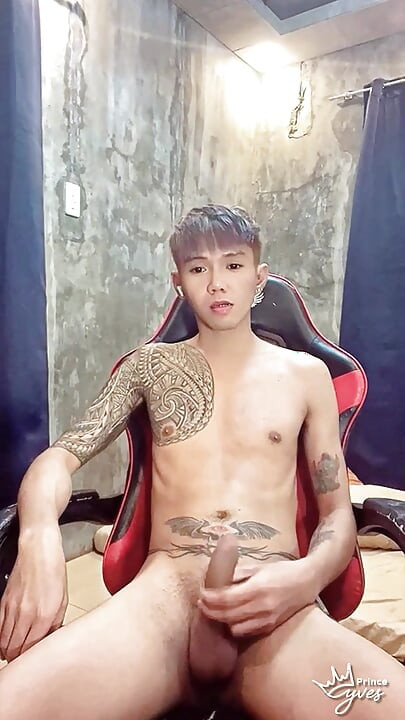 Pinoy liderlig tatoveret twink leger med sit onani-legetøj