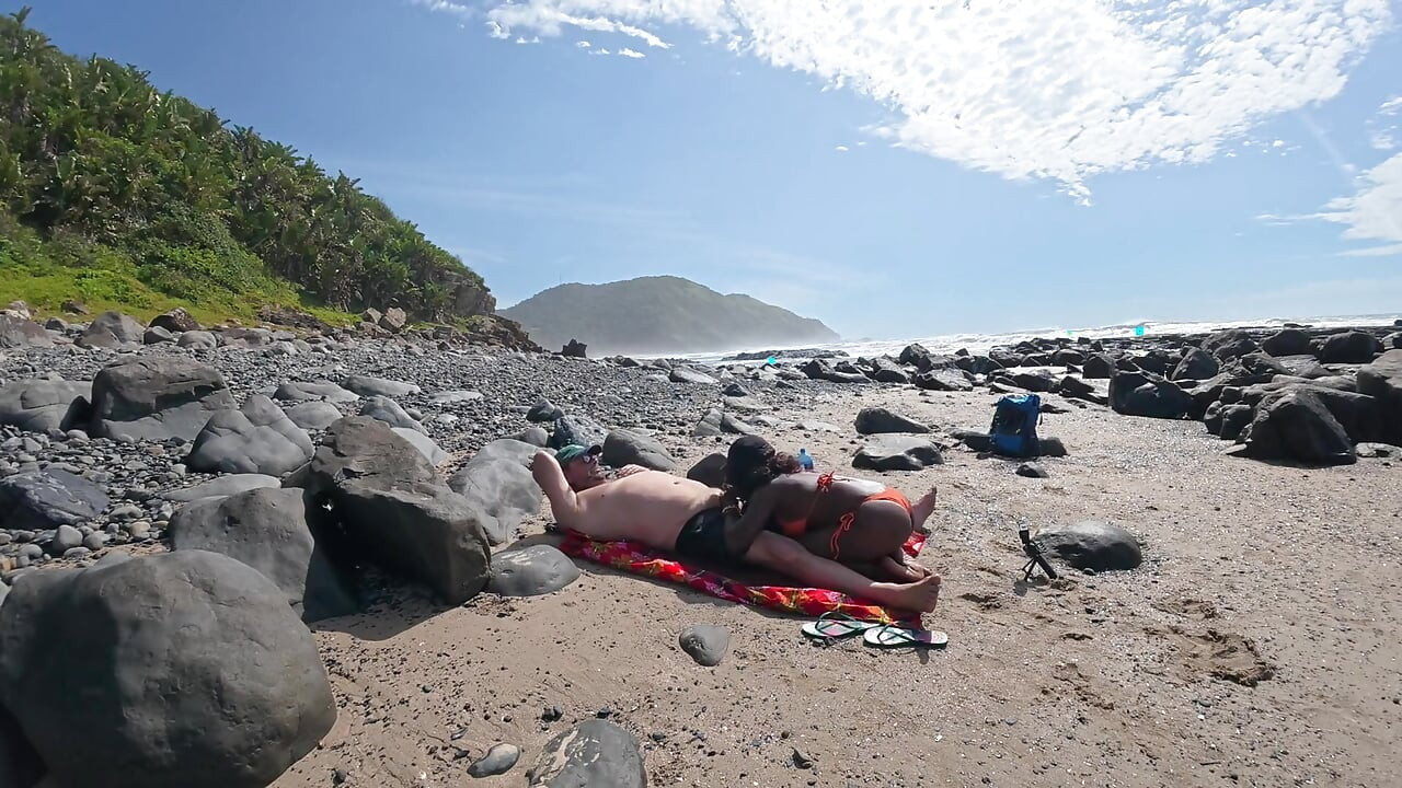 Borttappad mellan tidvatten och varandra -kåta mörkhyad MILF rider sin älskare