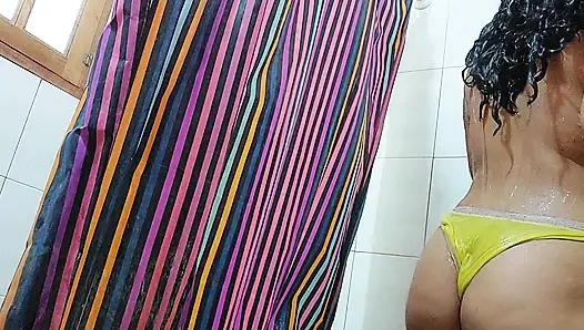 Ibu mertua Meksikoku yang gemuk ngebiarkan aku merekamnya saat dia lagi mandi