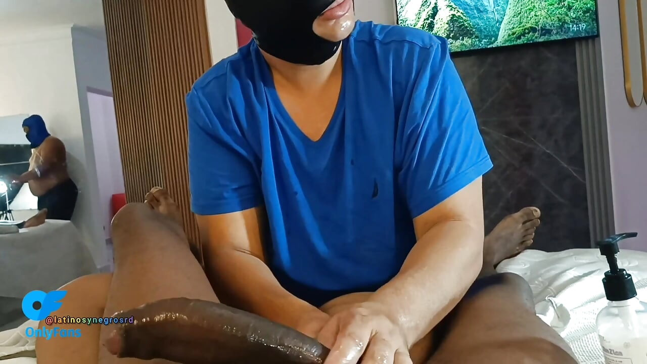 隣人の腹ばいに寝て、彼がボクサーパンツから出てくるのを見て、彼の大きくて太い黒いペニスを吸いました。