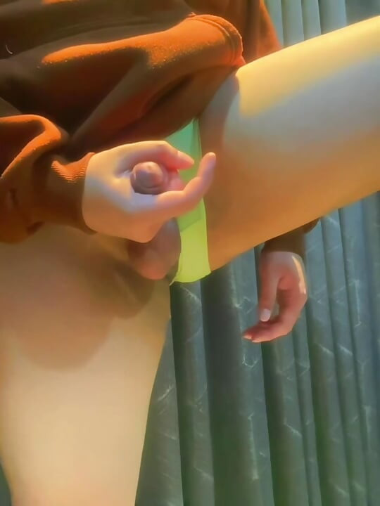 Söpö Femboy lypsää itseään pikkuhousuissa ja spermassa