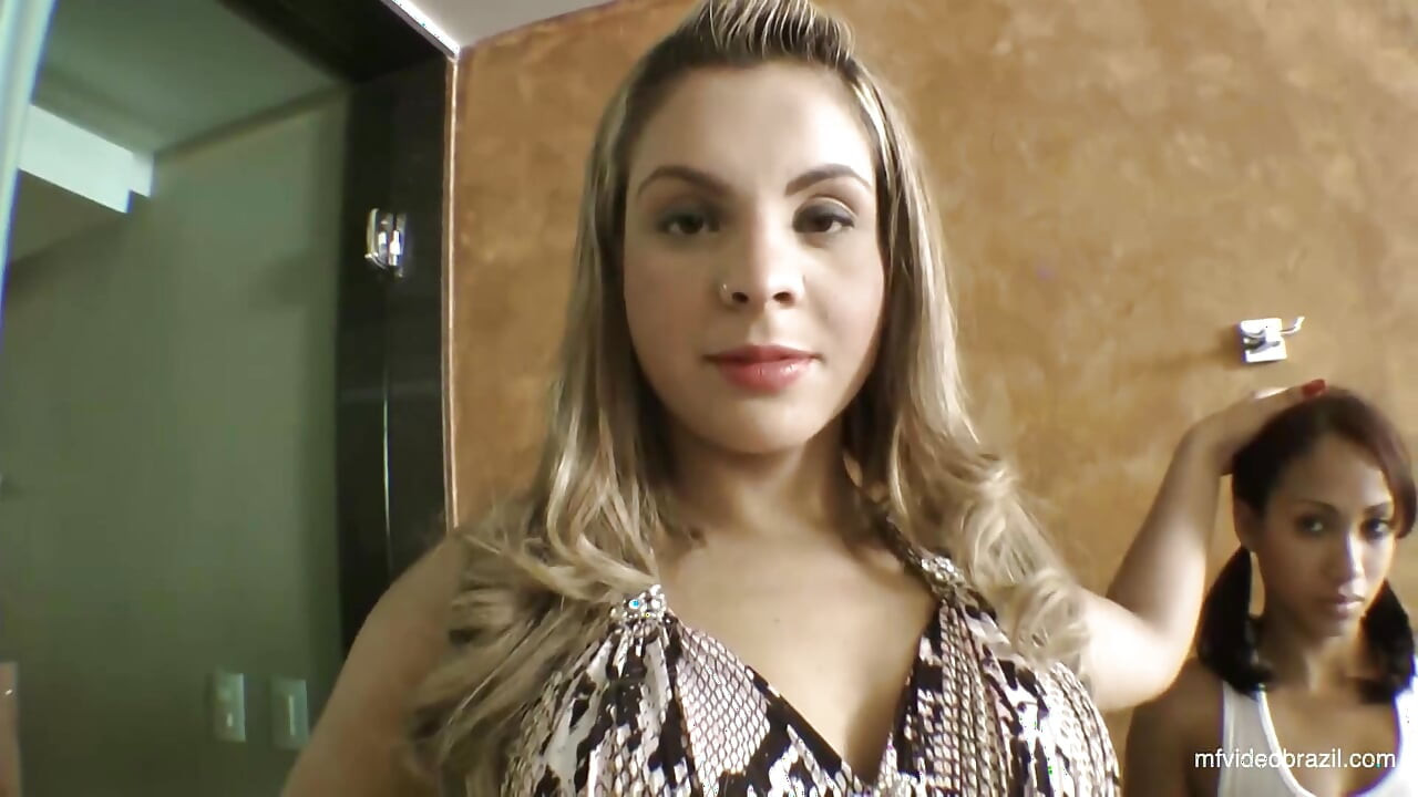 أريكة بعقب كبير من Pamela Neves و Vivi