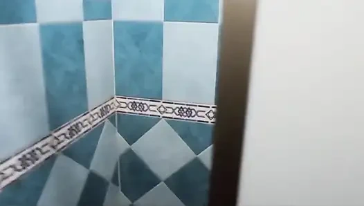 Baldızımla yalnız olmayı seviyorum çünkü banyo yaparken onu izleyebilirim