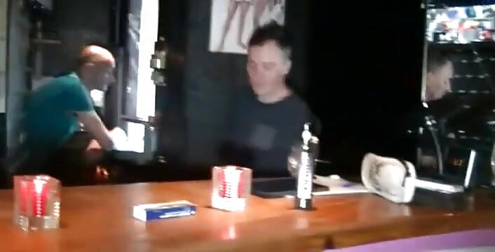 こちらはディミトリ、セクシーなフランスのボトムで、私は彼をバーでポルノスターのアダット・トラウンに抱かせることを提案します