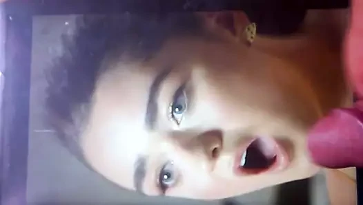 Maisie Williams'ın üstüne boşal