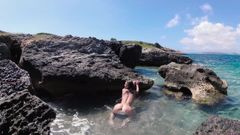 Travel nude - une petite nudiste met en scène un show sexy dans la nature