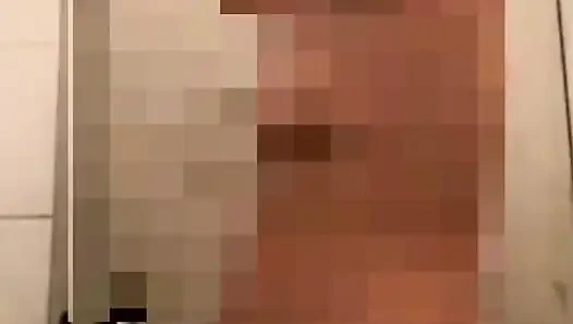 Принимая ванну с фигуристым манекеном с большой.