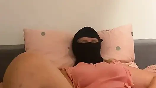 ANNA заставляю себя на кровати с киской