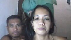 Filipina-Stiefmutter Shanell Danatil und ihr Freund vor der Kamera