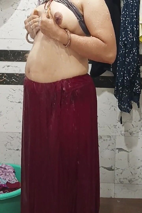 Priya, bhabhi à gros cul, spectacle de bain