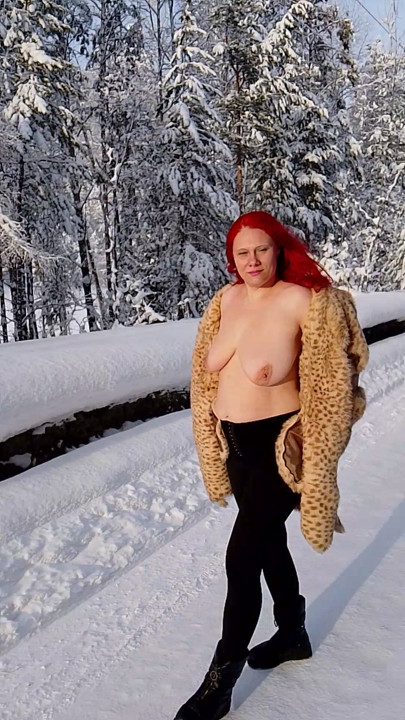 Ich bin eine rothaarige schlampe, mit blanken brüsten, laufe im Winter über eine Waldstraße!