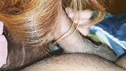 Sevimli Hintli kız erkek arkadaşının arkadaşının yarağının üstüne çıkıyor ve bütün gece seksin tadını çıkarıyor.