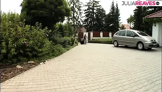 Ateşli kız her iki delikten iki büyük yarakla sikiliyor