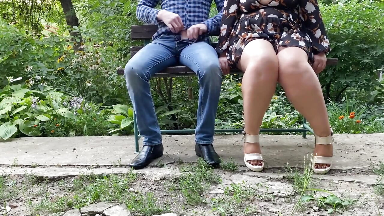 Droljasto zrela MILF sa seksi nogama pomaže mi pišati dok sjedim na klupi