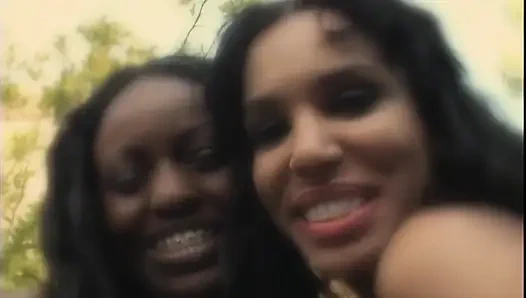 İki zenci sürtük için zenci ve zenci üçlü grup seks