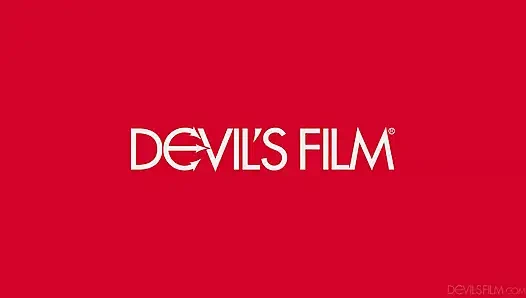 Ailenin dışında - seksi genç Vina Sky onayı için üvey annesinin önünde sikiliyor