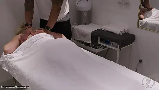 Klien Berganti Peran dan Berubah menjadi Tukang Pijat!