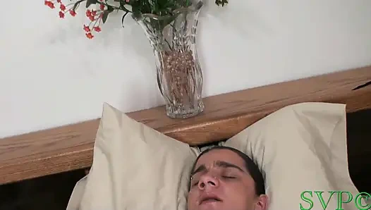 Küçük hamile üvey anne üvey oğluna büyük bir sorunda yardım ediyor