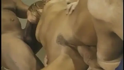 Monica sweetheart memikat diguncang oleh kontol hitam dan putih di sofa