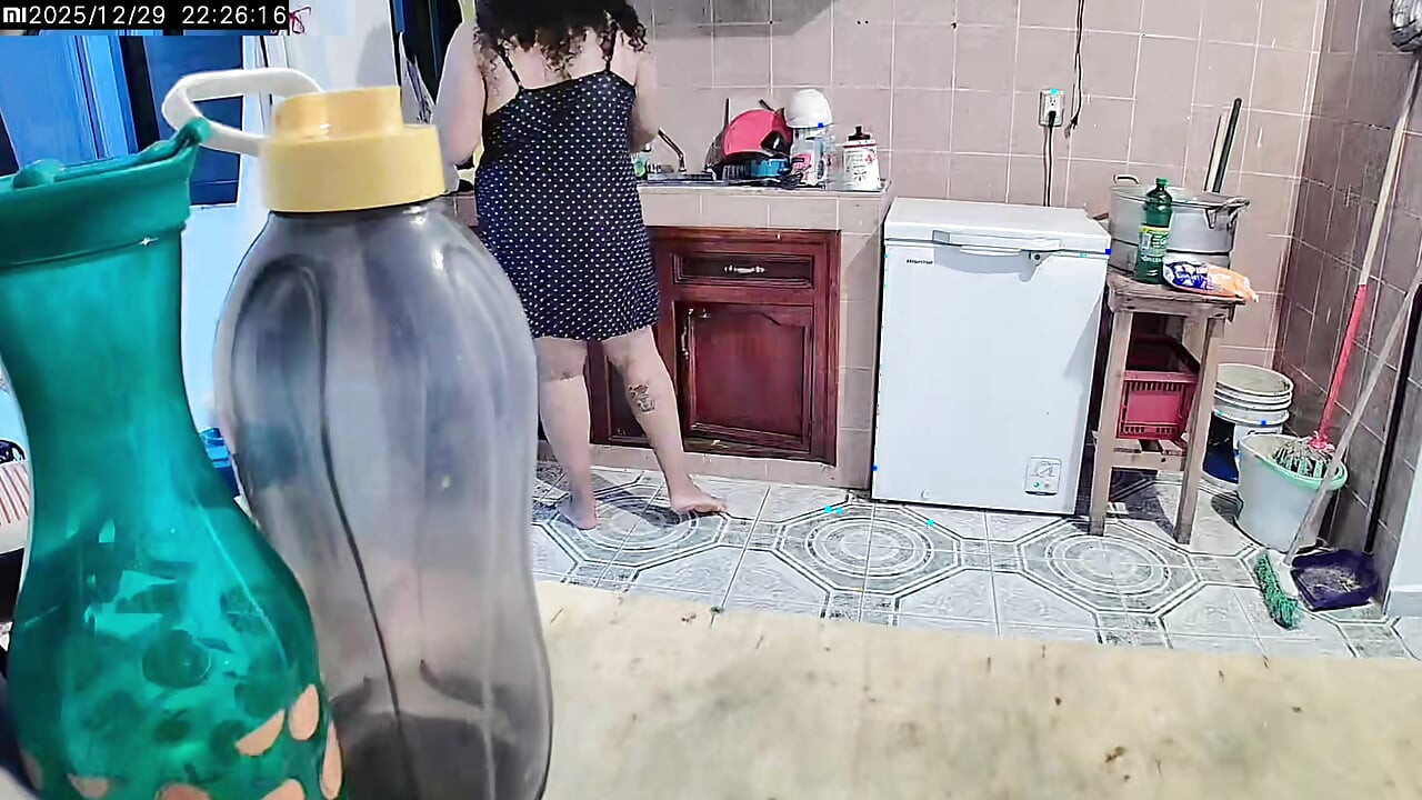 Meri gol-mtol patni kichan men nitnb sikha rahi hai