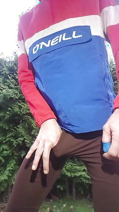 Худий хлопець, величезна сеча і сперма. Жорсткий великий член писяє на відкритому повітрі