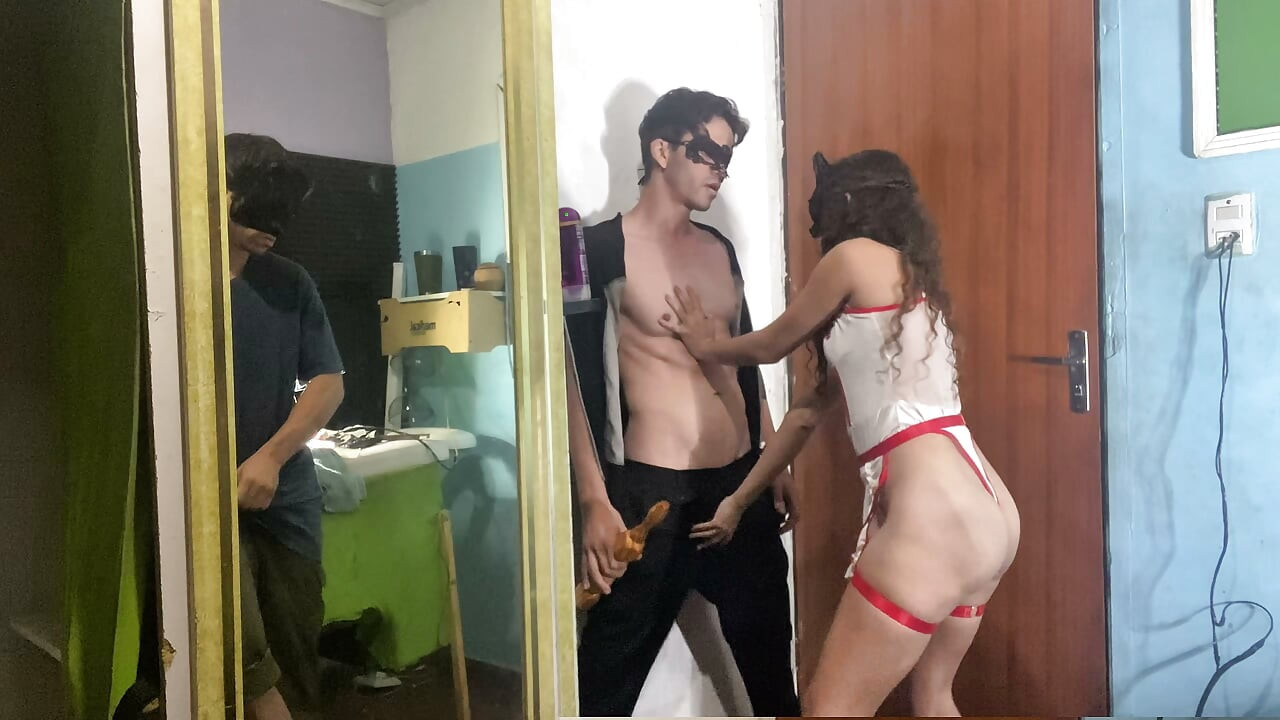 Echtgenoot kijkt toe hoe zijn vrouw met masseur