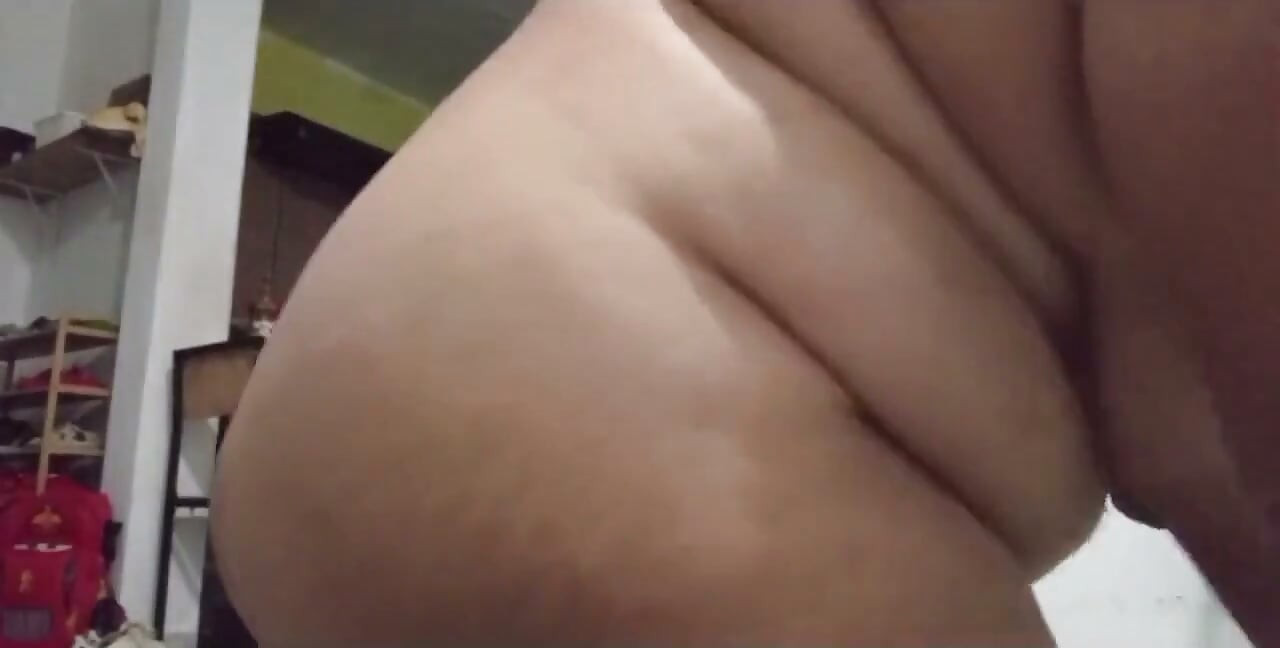 Ma belle-mère se déshabille dans la cuisine et me montre ses seins et son anus