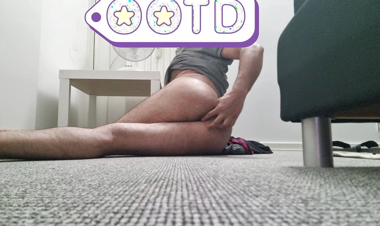 あの柔らかくておいしい大きなお尻の男があなたのパパに完璧なケツの穴を見せているのを見てください