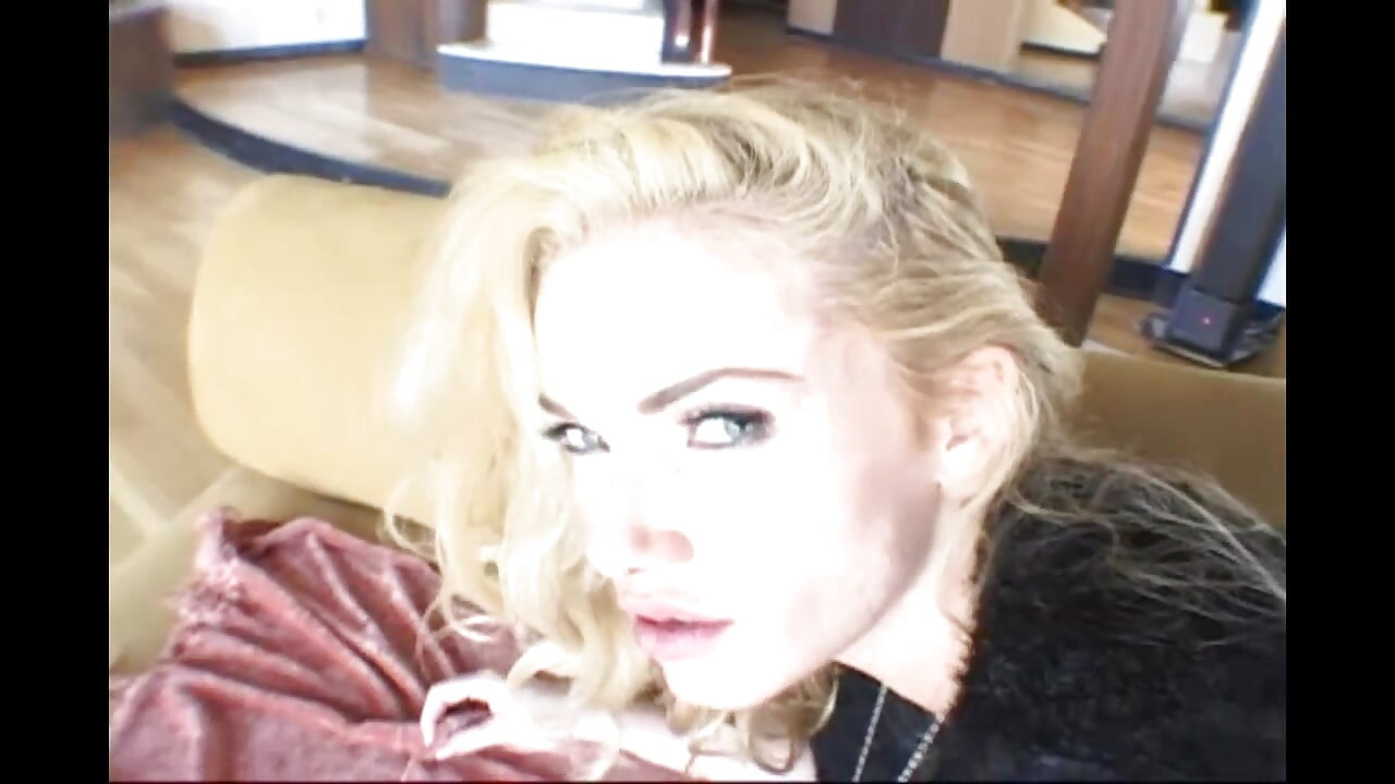 बड़ा काला लंड खूबसूरत सुनहरे बालों वाली को नष्ट कर देता है