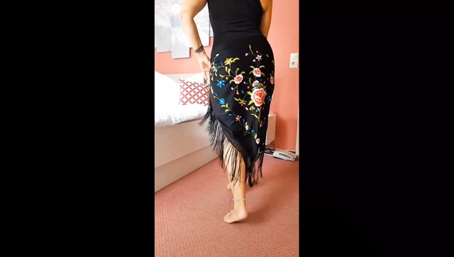 Selena's posing and sex after barefoot walking