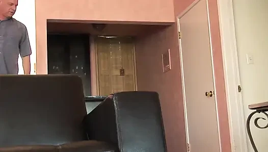 Schmutzige reife fickt älteren hengst auf dem sofa wie ein profi