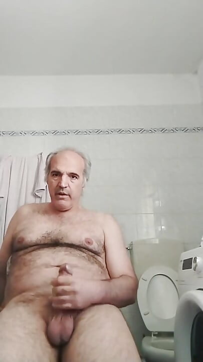 Puno pišanja u umivaoniku, dugo drkanje i prljavi jezik