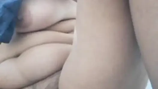 Desi bhabhi mausterbate sendirian di kamar mandi...