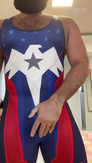 Muscle Bear camera show with cum shot