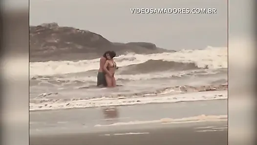 Бесстыдная пара занимается сексом в неглубоком море