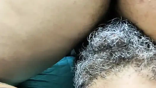 Temizlik görevlisini karımın iç çamaşırını denerken keşfettim ve hiçbir şey söylemesem almama izin vermeyi kabul etti