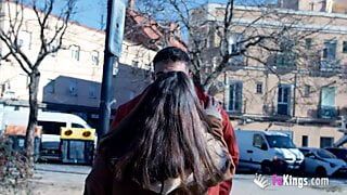 Chrystal baise son fan! Une fille pulpeuse séduit et baise un de ses amis