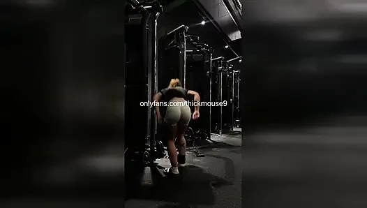 18 yaşındaki minik bakire delikten sikiliyor