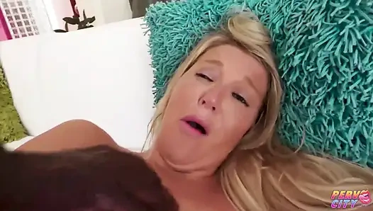 Ateşli orta yaşlı seksi kadın laura bentley ve esmer sawyer cassidy sert anal sikişiyor