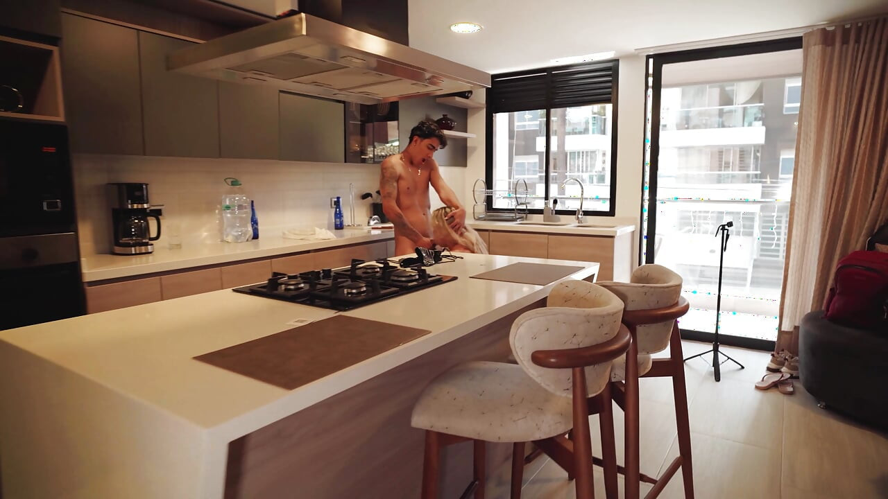 Kız arkadaşımın teyzesi bir genç erkek avcısı ve kız arkadaşım işteyken onu sikmemi istiyor.