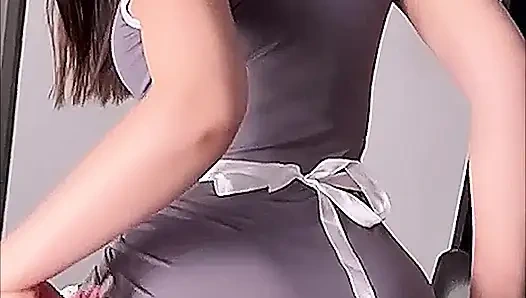 Dengan pakaian seksi dan menunjukkan pantat besarku