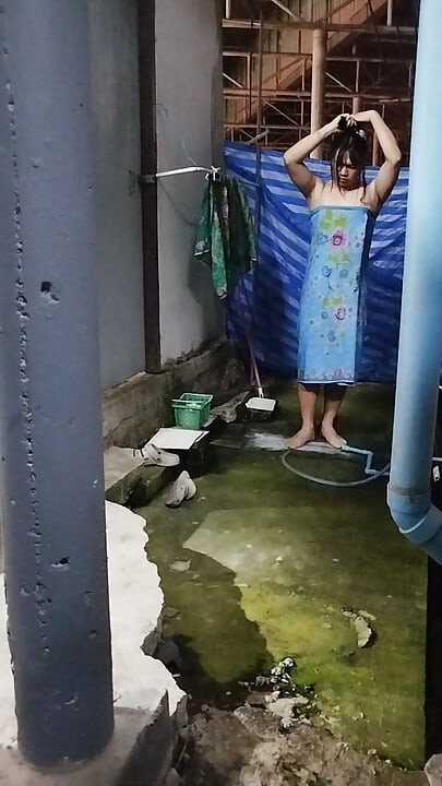 FN125 Tomando banho exatamente onde os olhos costumavam vagar.