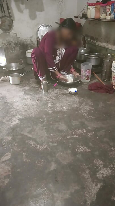 In the kitchen, water was taken out of stepsister stepbrother's penis, showing big boobs and Hindi audio best handjob.
