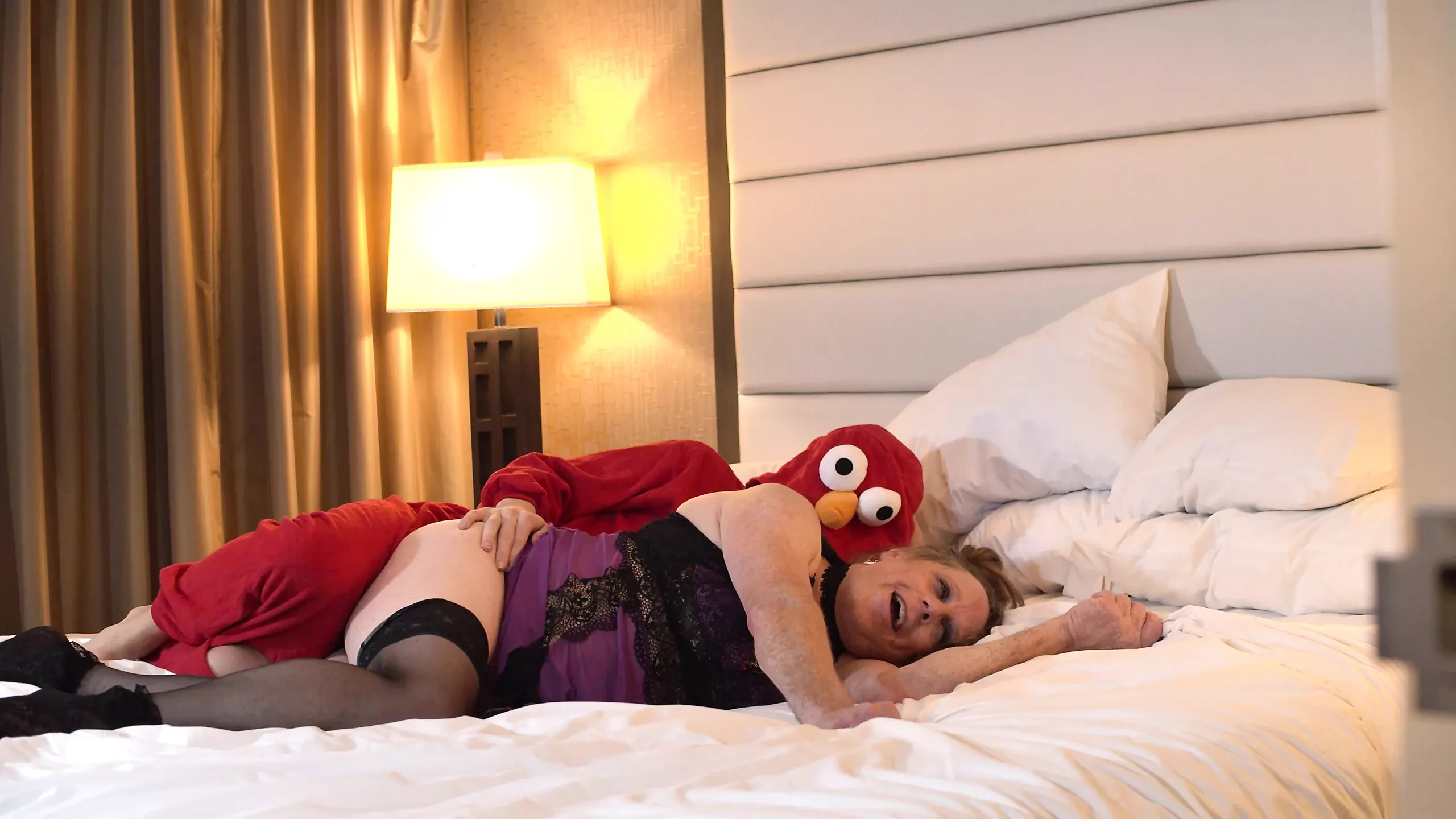 Elmo sıcak bir milf sikikleri.