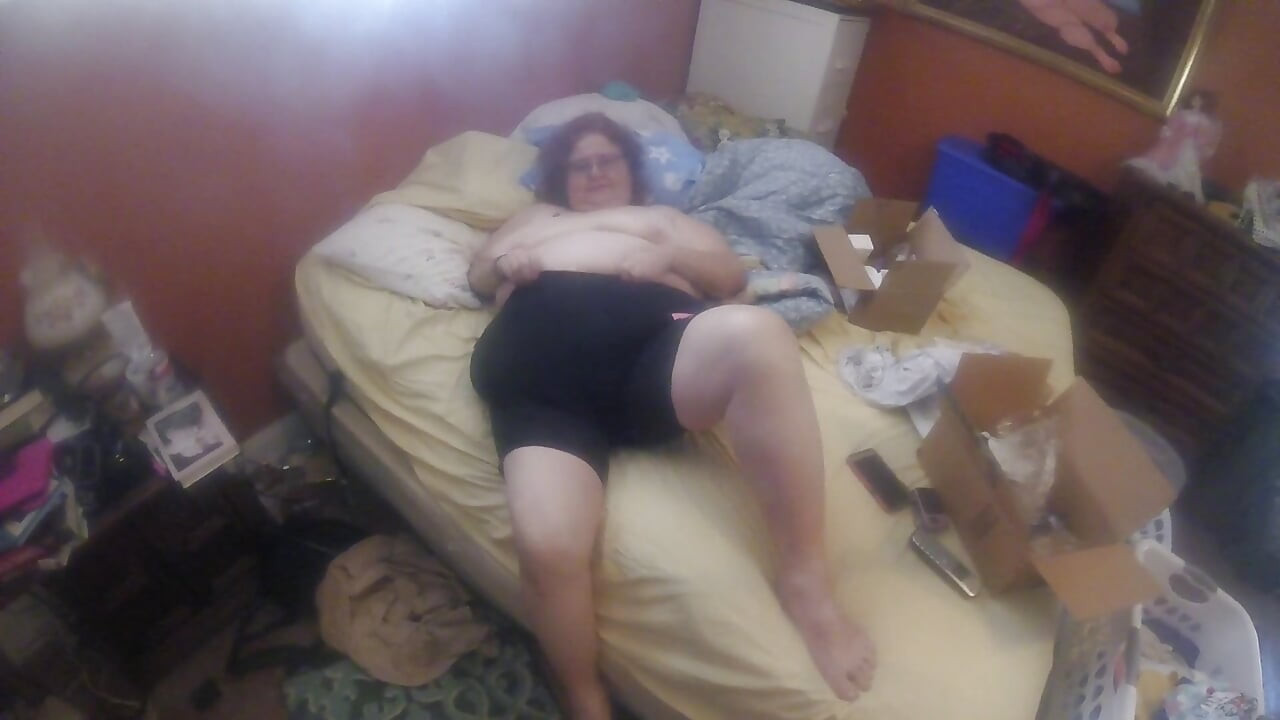 Femeie mare și țâțoasă se joacă cu pizda ei și suge pula sexy și haotic!