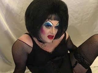 Maquillaje pesado drag queen gargantas profundas consolador y folla big vib