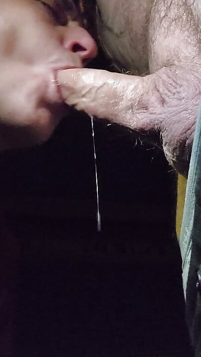Draußen Pisse trinken und Schwanz lutschen