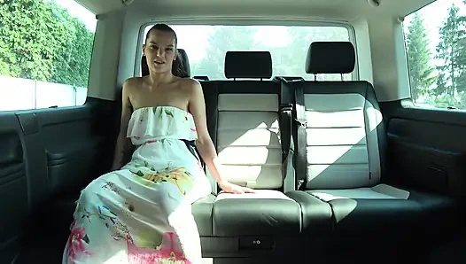 İki ateşli kız birbirlerinin ıslak amını yalamanın tadını çıkarıyor