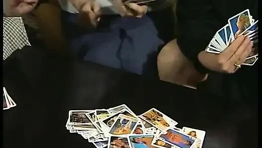 Nenek-nenek saling jilat dan fingering memek berbulu setelah strip poker game