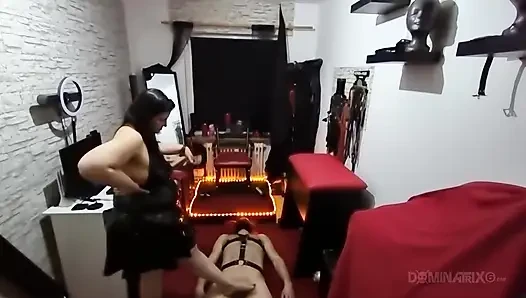 Fışkırtma makinesi her yere fışkırtarak sikişiyor - olgun lezbiyenler patlıyor